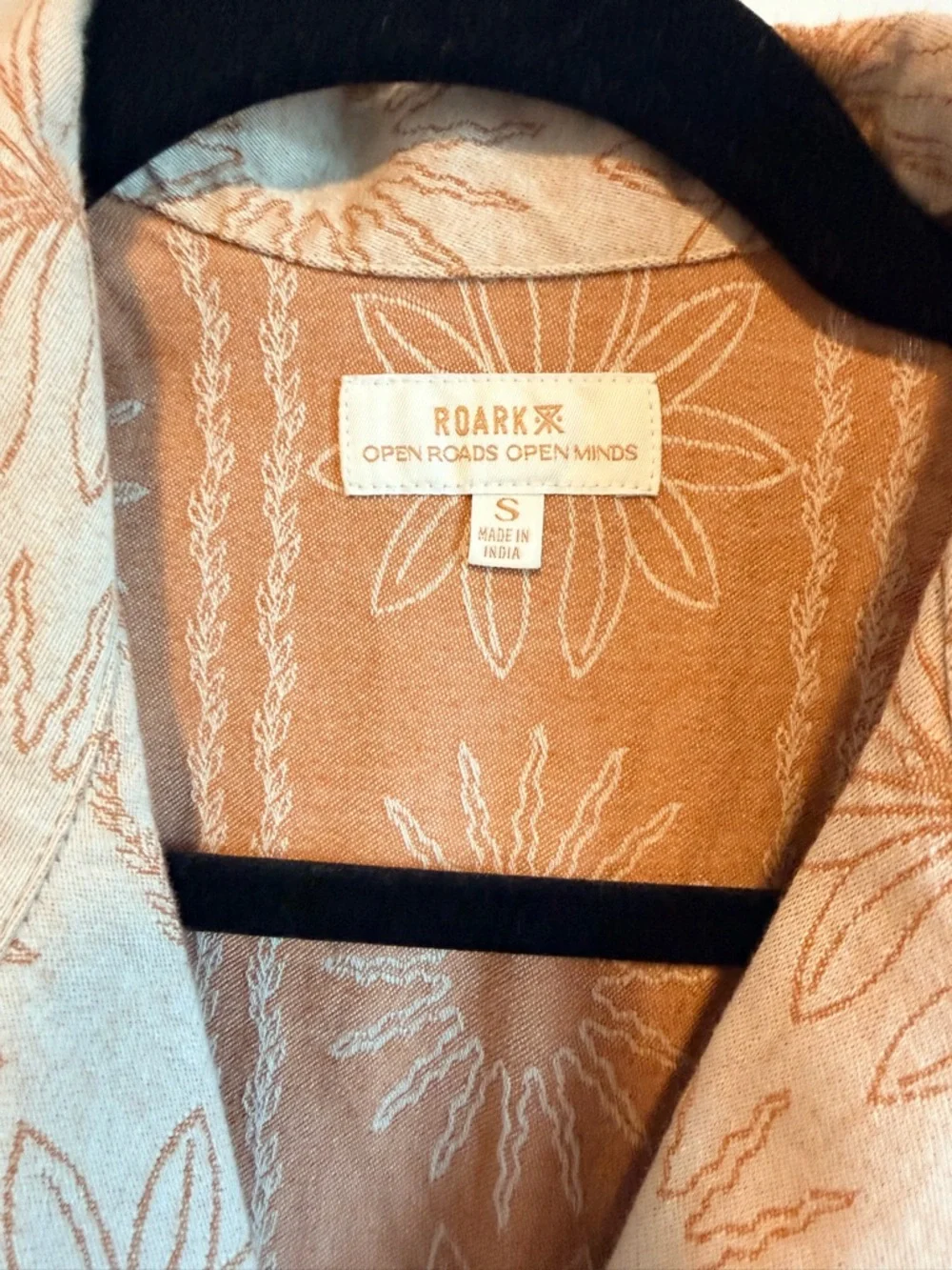 Women’s Roark Cream Floral Short-Sleeve Button Down idle Shirt - Picture 4 of 6